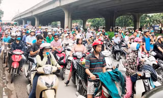 Hà Nội hiện đang có 6,6 triệu phương tiện giao thông, mỗi năm tăng thêm 11%. Ảnh: T.Đảng