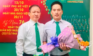Đại diện lãnh đạo hãng Taxi Hà Nội tuyên dương cho tài xế Hưng có hành động trung thực.
