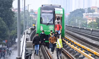 Tàu Cát Linh - Hà Đông dừng đột ngột khi đang chạy do mưa dông