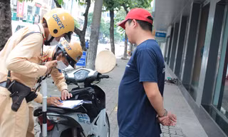 CSGT tuần tra và mời nhà xe ‘lập bến’ trên đường Lê Duẩn lên làm việc