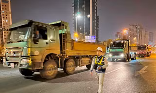 Cận cảnh dàn xe 'hổ vồ' thử tải cầu dây văng lớn nhất Việt Nam 