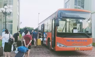 Xe buýt đón người hết cách ly về các quận huyện Hà Nội trong 2 ngày qua.