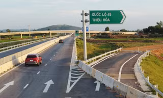 Cao tốc thông xe nhưng nút giao, đường kết nối do tỉnh Thanh Hóa thi công vẫn dở dang