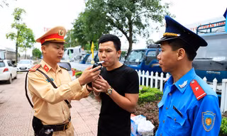 Liên ngành Cảnh sát, thanh tra kiểm tra chất gây nhiện trên đường. Ảnh: T.Đảng