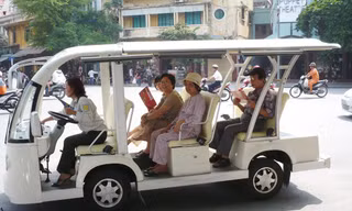 Xe điện đang hoạt động tại phố cổ và bờ hồ Hoàn Kiếm, Hà Nội. Ảnh: Trọng Đảng