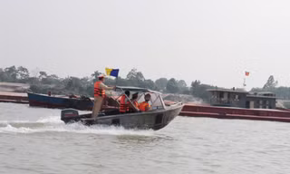 Cảnh sát kiểm tra, nhiều tàu chở cát ‘dừng hình’ không chạy