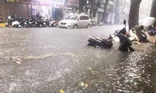 Mưa ngập cả bánh xe máy trên phố Hà Nội ngày 25/7 vừa qua