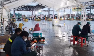 Lực lượng liên ngành Hà Nội ngồi dưới mưa ‘canh’ chốt cửa ngõ