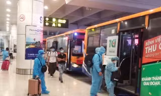 Xe buýt Hà Nội đón công dân từ sân bay Nội Bài về các khu cách ly.