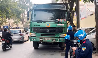 Không có giấy phép, nhiều xe tải đeo logo chạy, đỗ ngược chiều trên phố cấm nhưng vẫn dễ dàng "thông" các chốt Thanh tra-CSGT trong nhiều tháng qua.