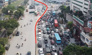 CLIP: Đường Giải Phóng ùn tắc kéo dài do hàng rào thi công