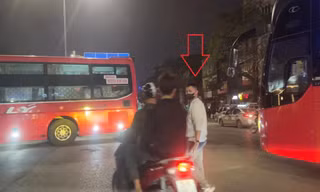 Xe giường nằm ngang nhiên 'thả' khách giữa đường