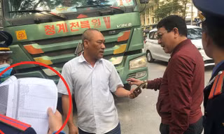 Tài xế vừa trình "lệnh bài" (văn bản chấp thuận của Sở GTVT-vòng tròn đỏ) vừa đưa điện thoại cho lực lượng chức năng nói chuyện với người ở đầu dây bên kia. Với sự chứng kiên của phóng viên, đại diện Thanh tra giao thông Hà Nội đã từ chối nghe.