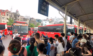 Người dân nườm nượp đổ ra bến xe Hà Nội về quê nghỉ lễ 
