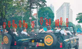 Xe u-oát vi phạm giao thông chạy 'nghênh ngang' trên phố Hà Nội