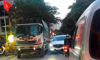 Ám ảnh tắc đường, ô nhiễm khi xe chở rác hoạt động trong giờ cao điểm
