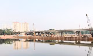 Lòng hồ Linh Đàm bị ngăn đôi để thực hiên dự án cầu cạn 2 năm qua.