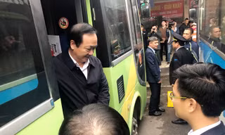 Phó Chủ tịch Hà Nội lên xe kiểm tra công tác phục vụ tại bến xe Giáp Bát chiều 20/1. Ảnh: T.Đảng