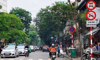 Kiến nghị dỡ bỏ biển cấm taxi trên nhiều tuyến phố trung tâm Hà Nội