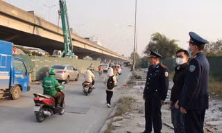 Thu hẹp rào công trường dự án xử lý nước thải Yên Xá để giảm ùn tắc