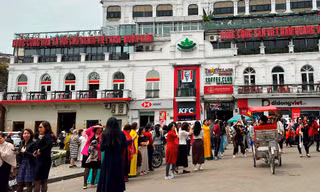 Bờ hồ Hoàn Kiếm 'ngộp thở' vì du khách đổ về chia tay Hàm cá mập
