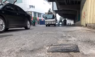 Mặt đường Xuân Thủy đoạn qua nhà ga ĐH Quốc Gia - vị trí từng là công trường metro