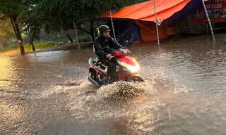 Nhiều tuyến phố Hà Nội ngập sâu sau mưa lớn chiều tối nay