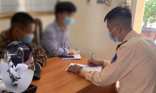 Cơ quan chức năng làm việc với nam thanh niên. Ảnh: Công an TP Hà Nội.