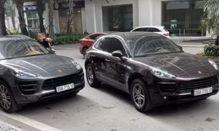 Hai chiếc xe Porsche khác màu sơn, trùng biển số xuất hiện ở Hà Nội. Ảnh S.T
