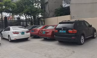 5 chiếc xe hạng sang không có giấy tờ bị phát hiện trong đường dây. Ảnh Công an cung cấp.