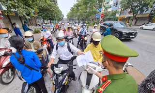Cảnh sát kiểm tra giấy đi đường.