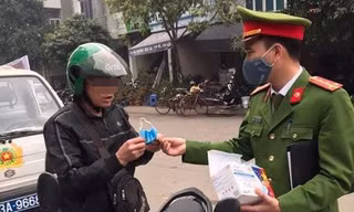 Phát khẩu trang cho người dân. Ảnh Công an cung cấp.