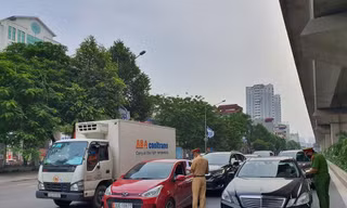 Lực lượng chức năng kiểm tra giấy đi đường của người dân.