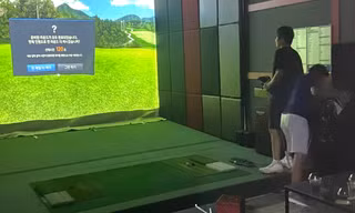 Hình ảnh trong các phòng chơi golf điện tử. Ảnh Công an cung cấp