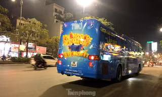 Chiếc xe ô tô dán kín decal quảng cáo lưu thông trên đường.
