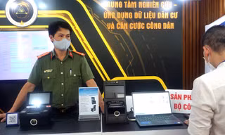 Cận cảnh thiết bị hiện đại dùng đọc dữ liệu căn cước công dân gắn chíp