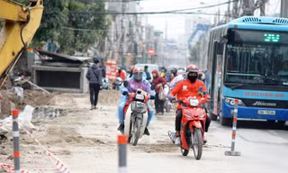 Người dân vất vả luồn lách vượt qua 'đại công trường' đường Vành đai 2