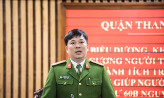 Thượng tá Thành chia sẻ thông tin với báo chí.