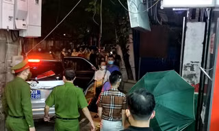 Xe biển xanh chờ sẵn bên ngoài đường Nhân Hòa.
