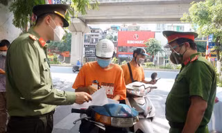 Lực lượng liên ngành chốt tại các tuyến đường nhắc nhở, xử lý vi phạm phòng chống dịch.