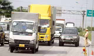 Lực lượng CSGT kiểm tra phương tiện.