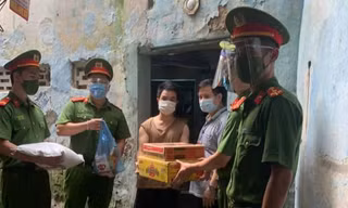 Tặng quà cho những người bị ảnh hưởng do dịch COVID-19.
