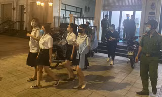 Lực lượng chức năng đưa những người tại văn phòng công ty trên về trụ sở làm việc.