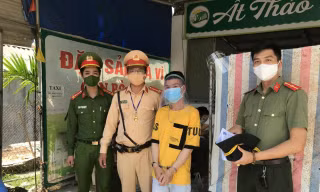 Nam thanh niên áo vàng ném gạch về phía tổ công tác.