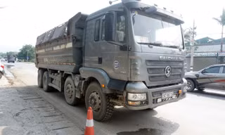 Chiều 23/4, tổ công tác Đội CSGT đường bộ số 12 (Phòng CSGT Hà Nội) lập chốt kiểm tra xử lý phương tiện xe tải chở hàng hoá, vật liệu xây dựng vượt quá thành thùng xe, che đậy bạt không kỹ làm rơi vãi ra đường khi lưu thông trên địa bàn.