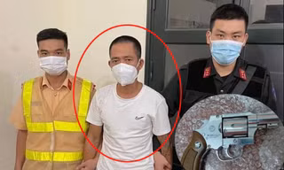 Đối tượng Sơn (áo trắng) cùng khẩu súng bị thu giữ (ảnh nhỏ).
