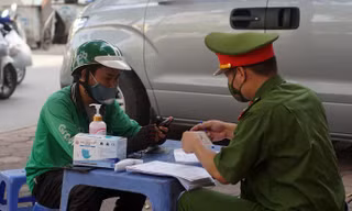 Công an lập biên bản các trường hợp ra ngoài khi không cần thiết.