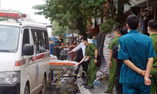 Gần 10h cùng ngày, thi thể nạn nhân cuối cùng được đưa đi khỏi hiện trường. Ảnh Thanh Hà