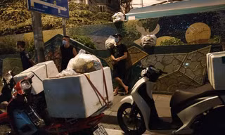 Người dân trèo đê ra vào khu vực phong toả bị phát hiện.