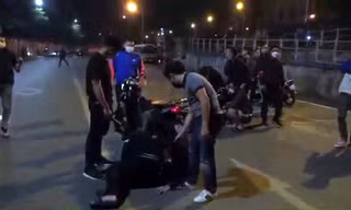 Lực lượng chức năng căng dây ngăn chặn nhóm thanh thiếu niên.